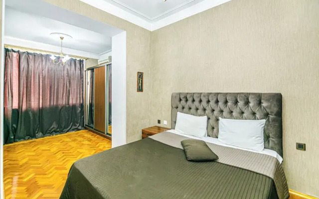 Luxury Apartment with Flame Tower View