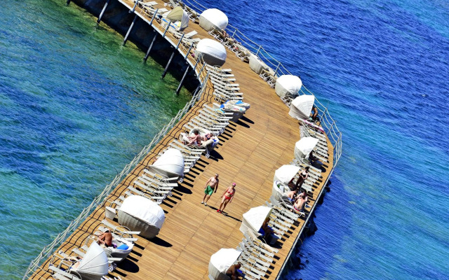 Azura Deluxe Resort & Spa