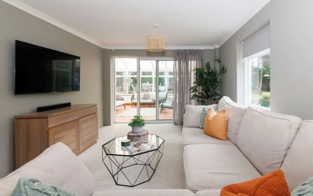 Stylish 4 Bed Home Close to Beach