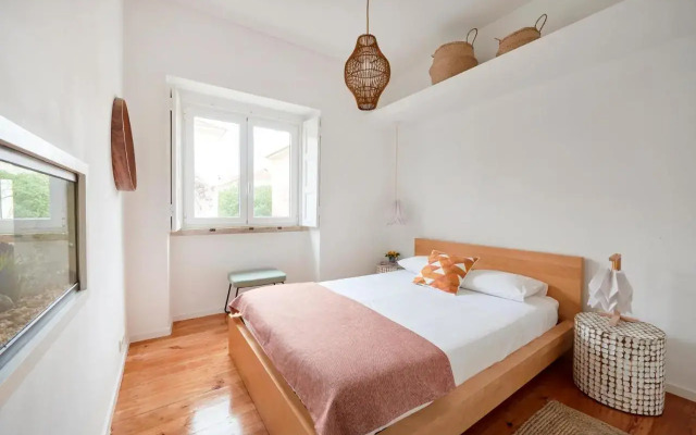 Sunny Renovated Apt With AC, By TimeCooler