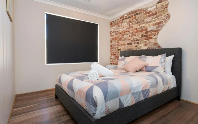 The Links - fairway views, walk to town, air-con