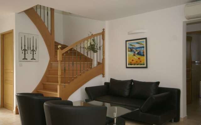 Soothing Holiday Home in Sainte-maxime With Swimming Pool