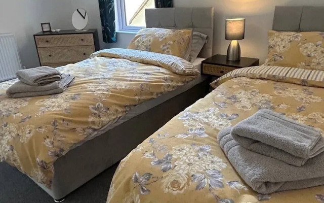 Stunning 2 BD Apartment in Cheltenham