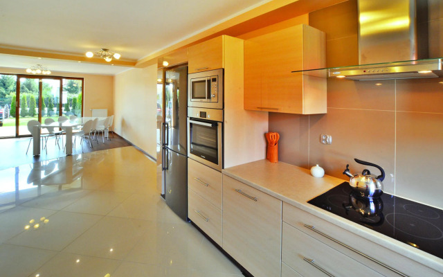 Comfortable Holiday Villa, Private Garden