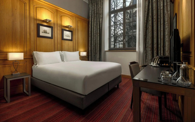 Hotel de Bourgtheroulde, Autograph Collection