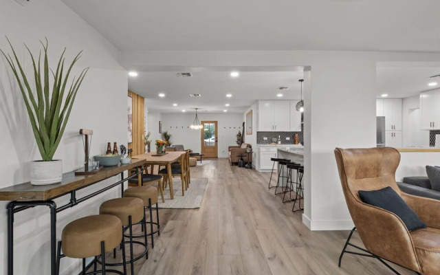 Desert Dreaming Deluxe Retreat w Pool Putt