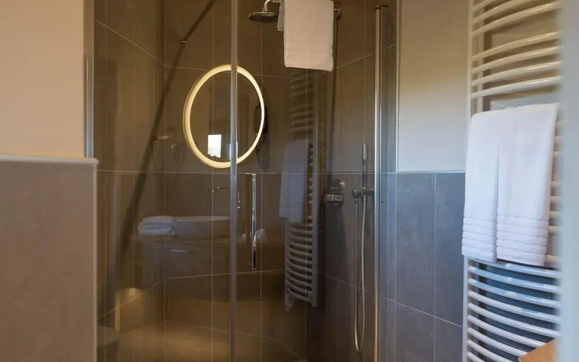 Bungalow With Pool Access