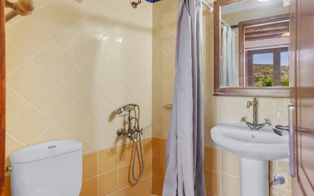 Countryside Apartment 1 With Shared Swimming Pool