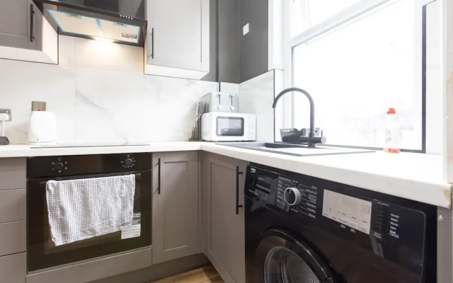 Leeds Retreat - 4BR House, Sleeps 10