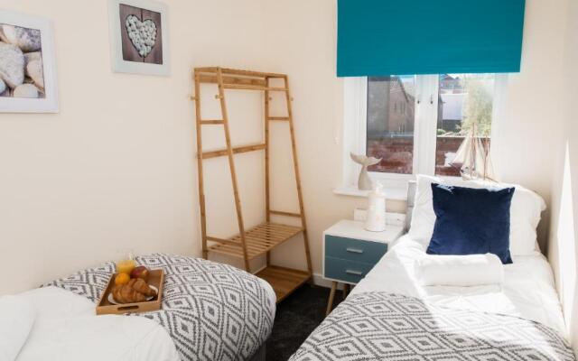 Lovely 2-bedroom Seaside Retreat with Free Parking