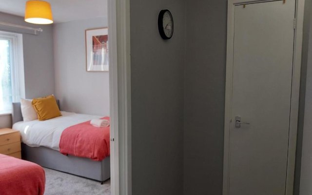 The Maltings - Huku Kwetu Dunstable - Spacious Business Travellers- 2 Bedroom 2nd floor Serviced Apartment -Private Parking- Free Wifi
