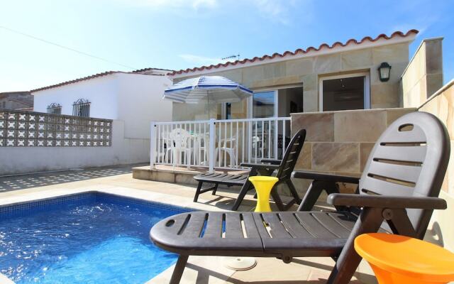 Peaceful Holiday Home with Private Pool in Empuriabrava