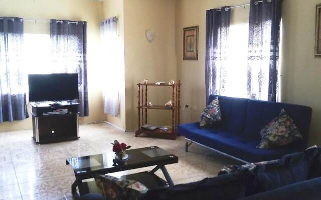 Beautiful 2-bed Apartment in Sunny Jamaica