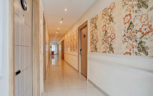 Elegant Stays With Rooftop Restro and Hill View