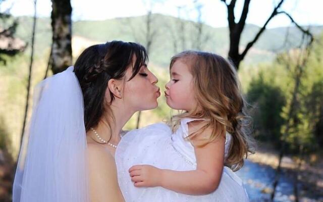 Sandy Salmon Bed & Breakfast Lodge