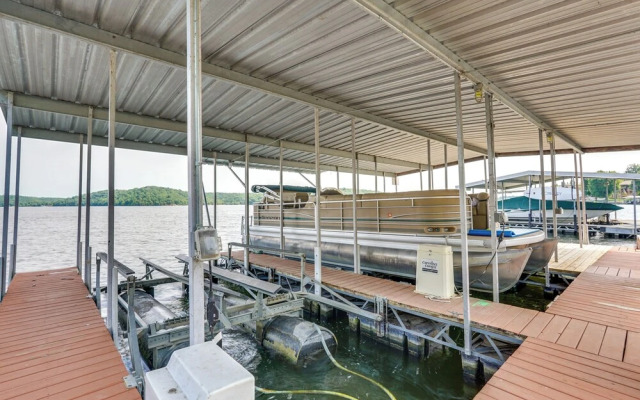 Pet-friendly Lake of the Ozarks Gem!