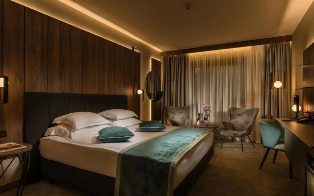 Rosslyn Central Park Hotel