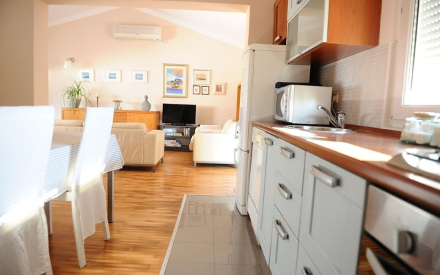 Mirjana - Nearby the sea - A-zoe