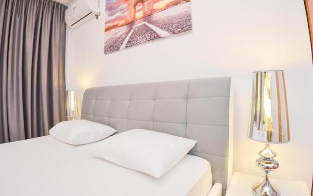 Ultracentral University Apartment