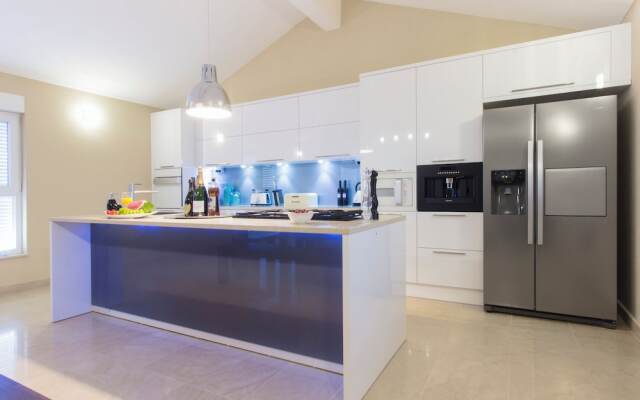 Luxury at Villa Cama - Your Dream Vacation Rental!