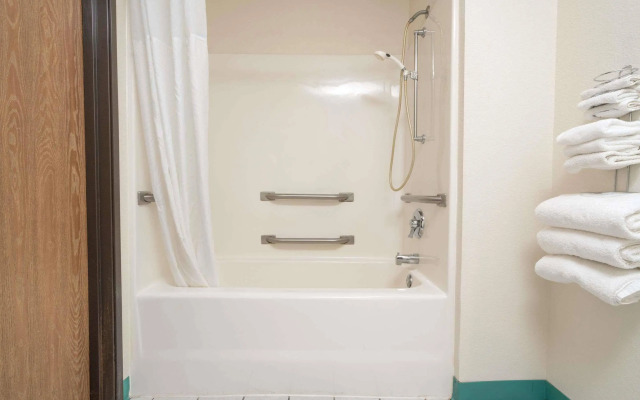 Howard Johnson Inn West Fargo