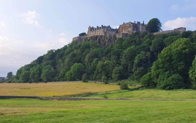 Spacious 4 Bedroom Flat in Stirling