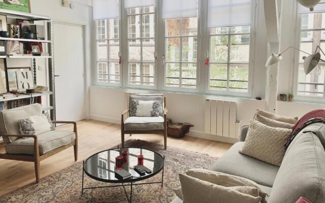 Top cozy apartment in the Upper Marais Area