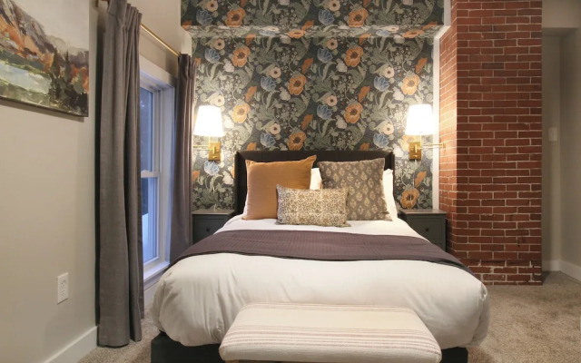 The Aurora Inn & Cottages