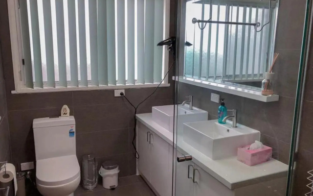 Rosebud Beachhouse Across from Beach