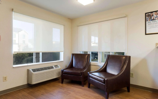 HomeTowne Studios by Red Roof Lake Charles - Sulphur
