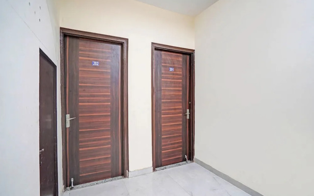 Fabhotel Comfort Inn