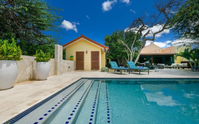 Secluded Villa With Pool3min to Beachfree Utilities