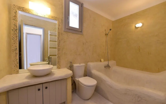 Exquisite villa for 10 with pool, helipad by VillaRentalsgr