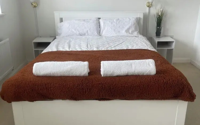 Dartford, 4 Beds, Sleeps 8, Near Bluewater and M25