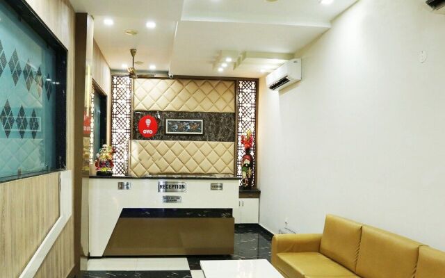 OYO 9007 Royal Crown