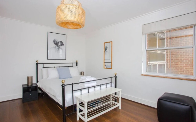 Fantastic Central Apartment With Balcony in Fitzrovia