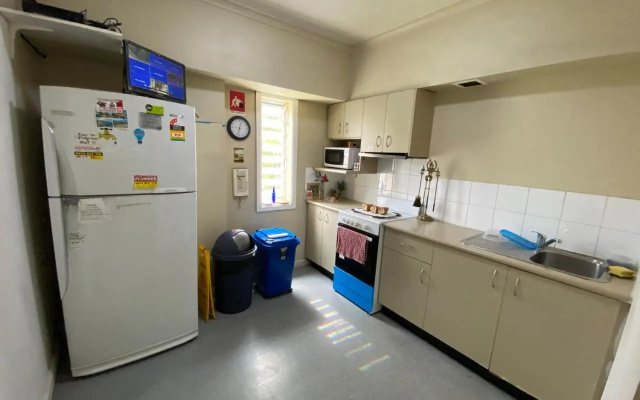 Quality room conveniently located for 2 or 3 si – Kitchen – Sydney