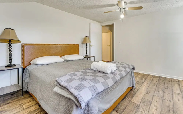 Private Pool & Yard: Pet-friendly Home in Toledo