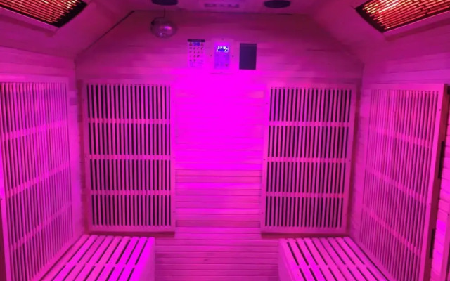 Cozy Hideaway With Hot Tub & Sauna Sleeps 7