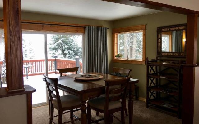 Mountain Pine Cabin - Sleeps 6 - Pet Friendly