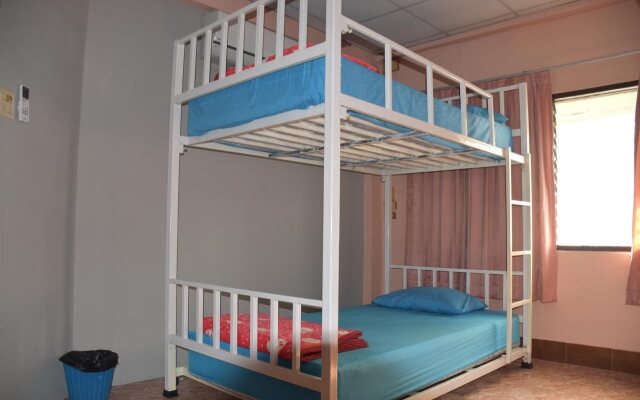 Empo Hostel at 30 Onnut