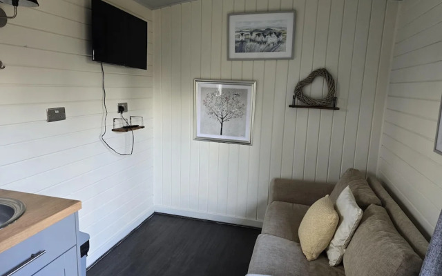 Glamping Hut - Riverside 1