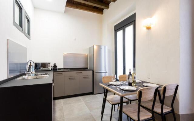 Oak & Sandstone Studio - Space Maison Apartments