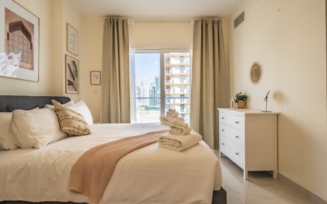 Stylish Waterfront Apartment With Views on Canal