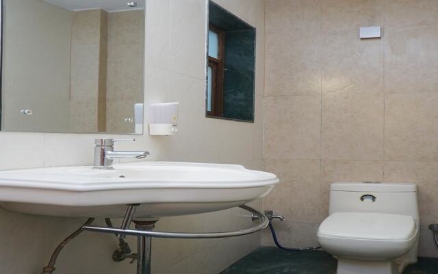 OYO 18497 Eiast Field Hotel