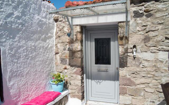 Caviro - traditional stone house in Chora