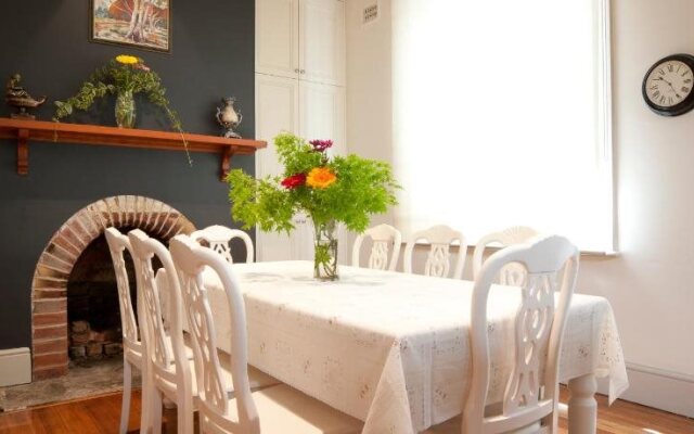 Lowena Cafe and Accommodation