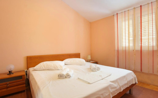 Apartments with a parking space Split - 19039