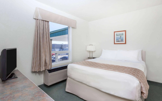 Super 8 by Wyndham Dauphin