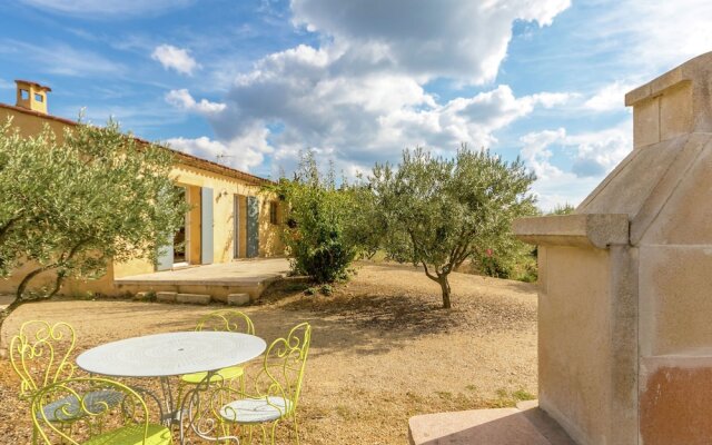 Detached Holiday Home Near the Truffle Capital of Aups, With a Shared Swimming Pool